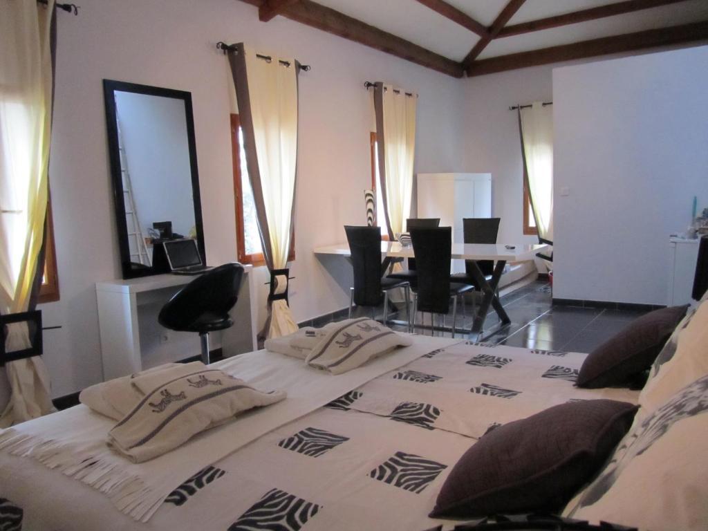 Le Mas Shabanou Bed and Breakfast Roquefort Les Pins Værelse billede